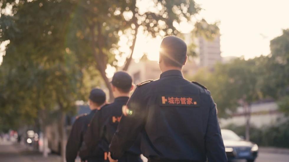 城市服务人员在现场巡查