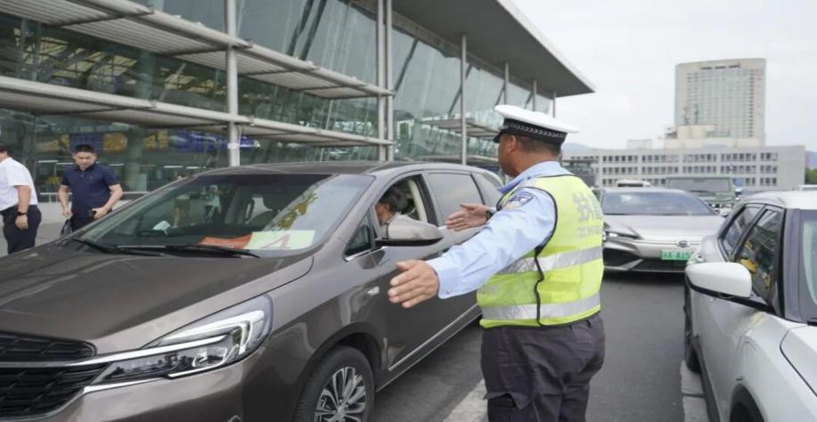 南京南站停车场入口，交警在现场疏导车辆